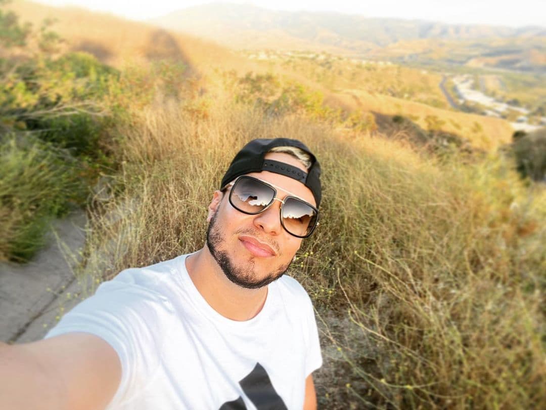 Lorenzo empezó a publicar fotografías solo, viajando por las montañas y playas de California. De vez en cuando compartía también algunas frases motivacionales y las cosas sobre las que estaba reflexionando durante ese tiempo.