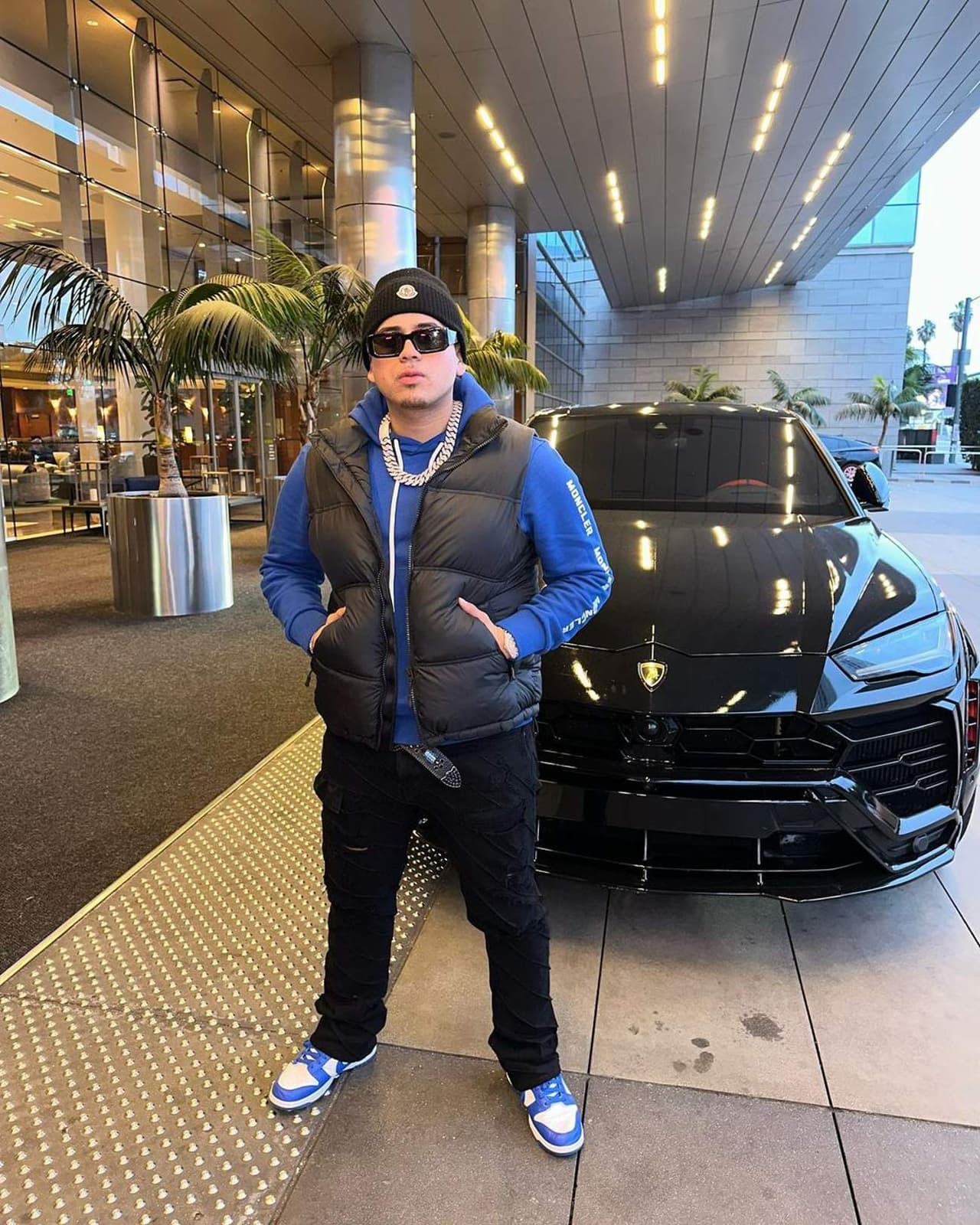 Jesús Ortiz presume su nuevo y lujoso auto a través de sus redes sociales.