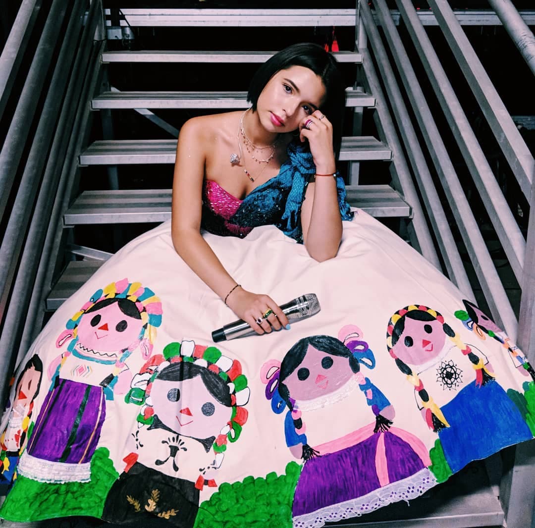 La joven se luce arriba del escenario con vestidos de todos colores y estilos.