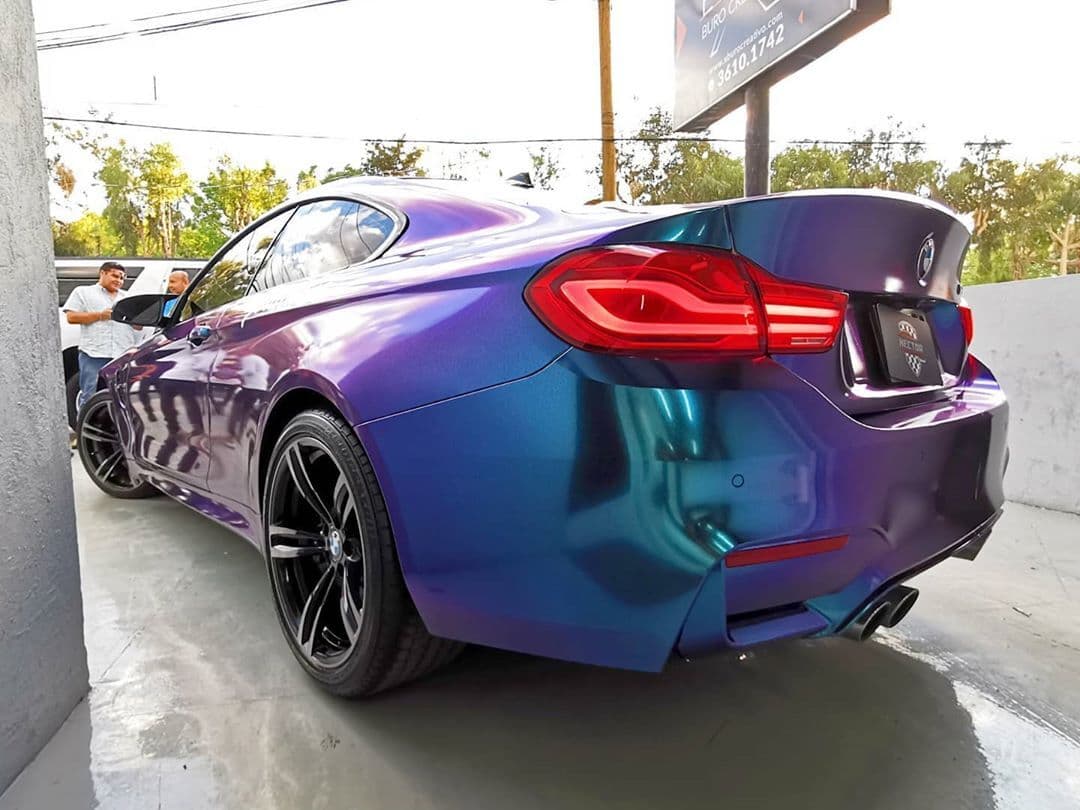 El carro ahora viste de un llamativo color azul por fuera, el cual tiene el efecto de torna sol y unos rines de lujo.