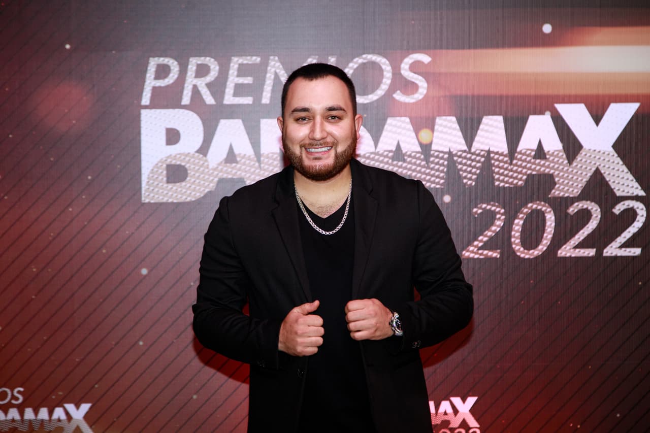 Kevit Ortíz posó en la alfombra roja de los Premios Bandamax 2022.