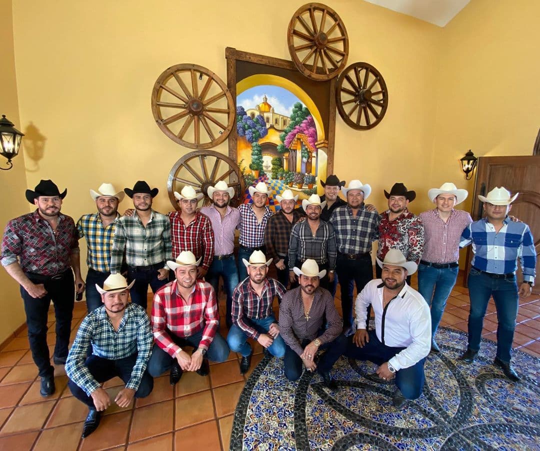 Banda MS preguntó a sus seguidores si les gustaría una balada o una ranchera para su nuevo tema.