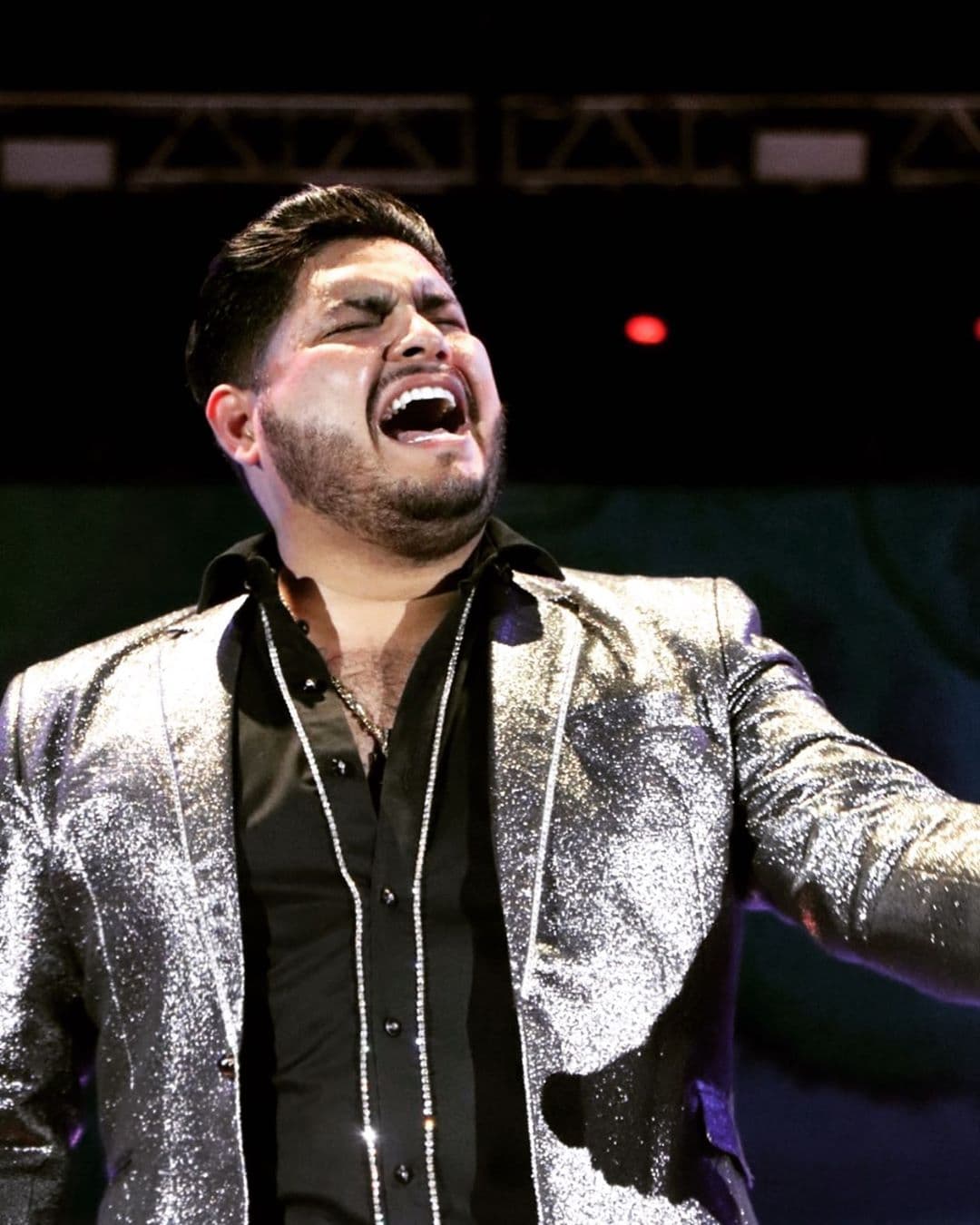 El género musical favorito de Isaac es el rock, pero luego de varios palomazos y de participar en un concurso en Mazatlán le dio la oportunidad a la banda. Es voz de La Adictiva desde hace ocho años.