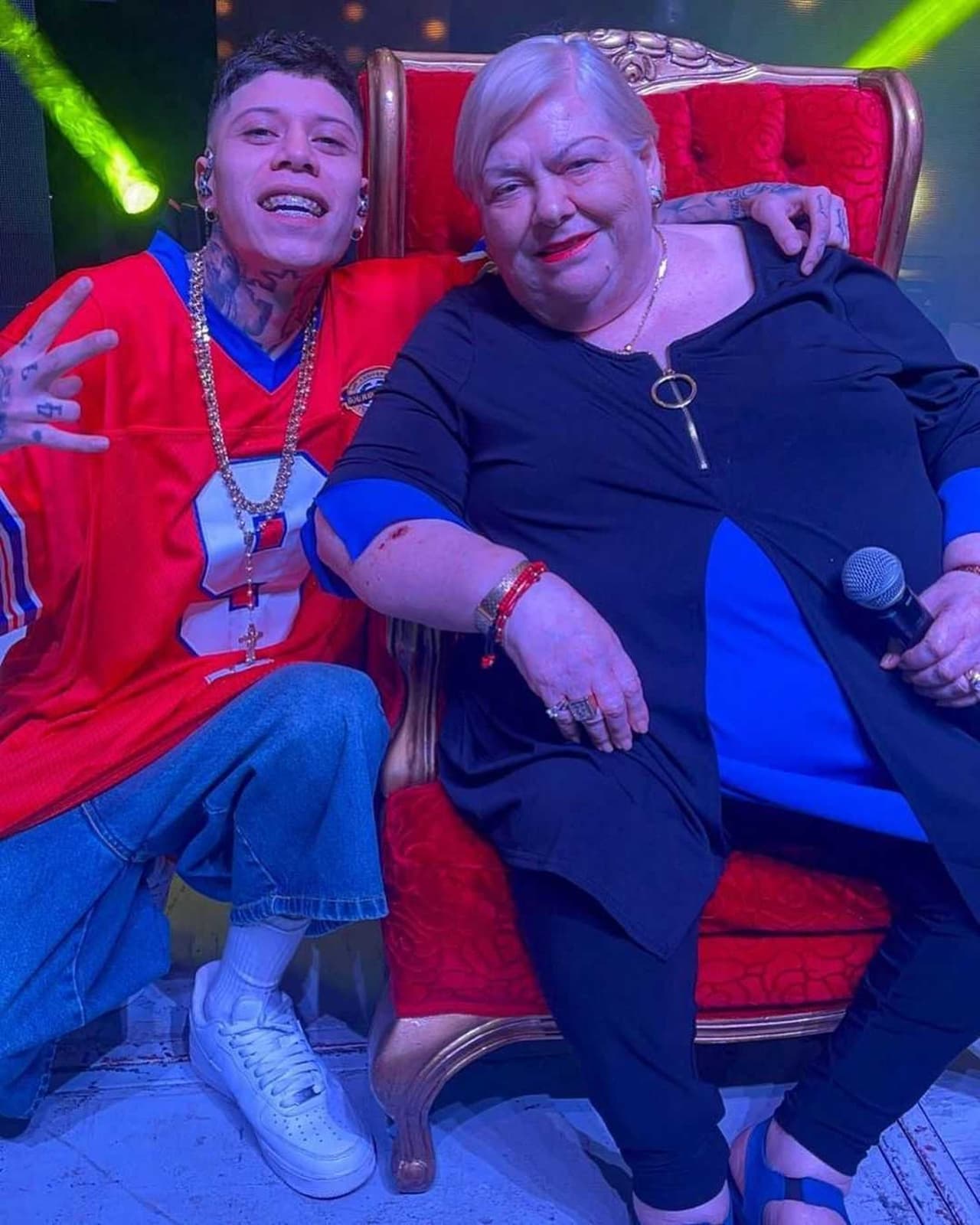 Santa Fe Klan y Paquita la del Barrio tuvieron un encuetro sobre el escenario de los Premios de la Radio.