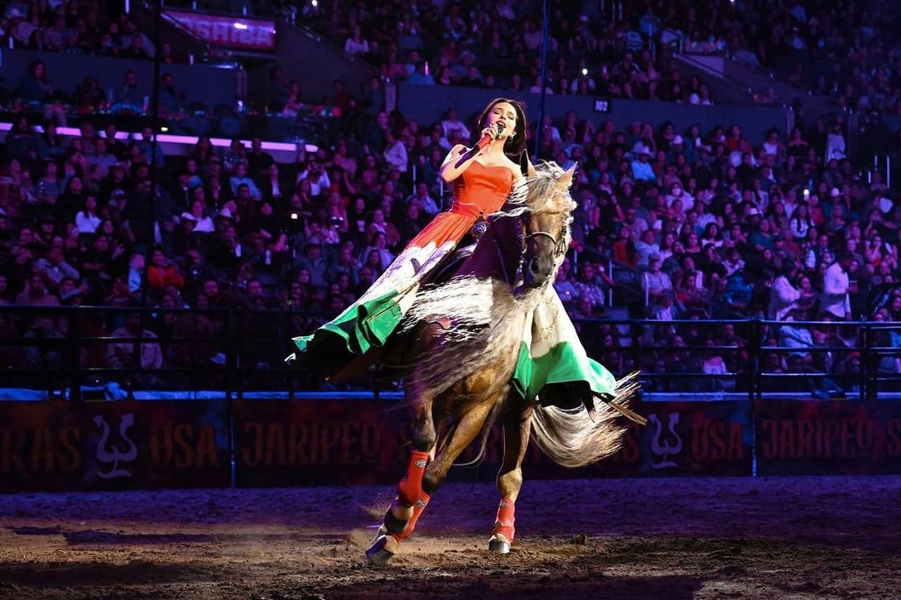 Ángela Aguilar tiene un rutina antes de salir a cantar en vivo a uno de sus conciertos.