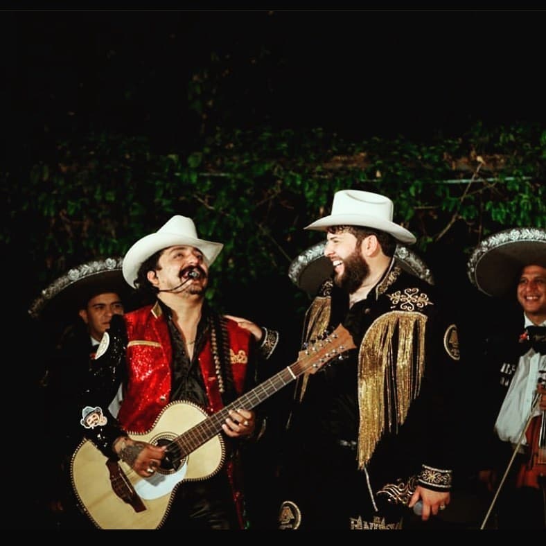 En el material, El Fantasma presume varios duetos con sus compas Los Dos Carnales.