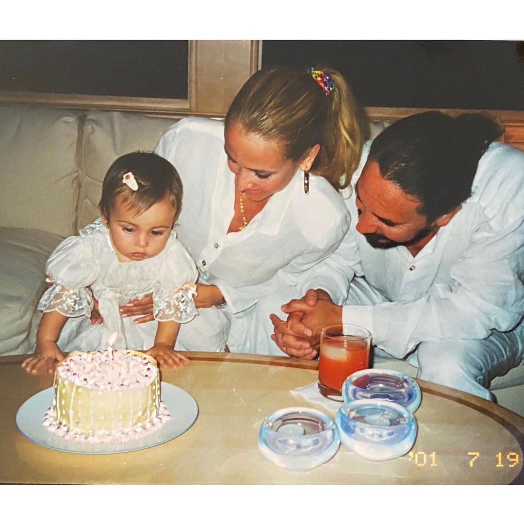 "De las muchas cosas que tengo que agradecer a Dios, hay una que destaca de manera sustancial y es el que te haya puesto ante mis ojos para descubrir la otra parte de mí. Somos dos almas fundidas en una sola a través del amor que nos juramos hace 27 años y que sigue creciendo día a día. Dios bendiga nuestro amor", escribió Marco Antonio Solís.