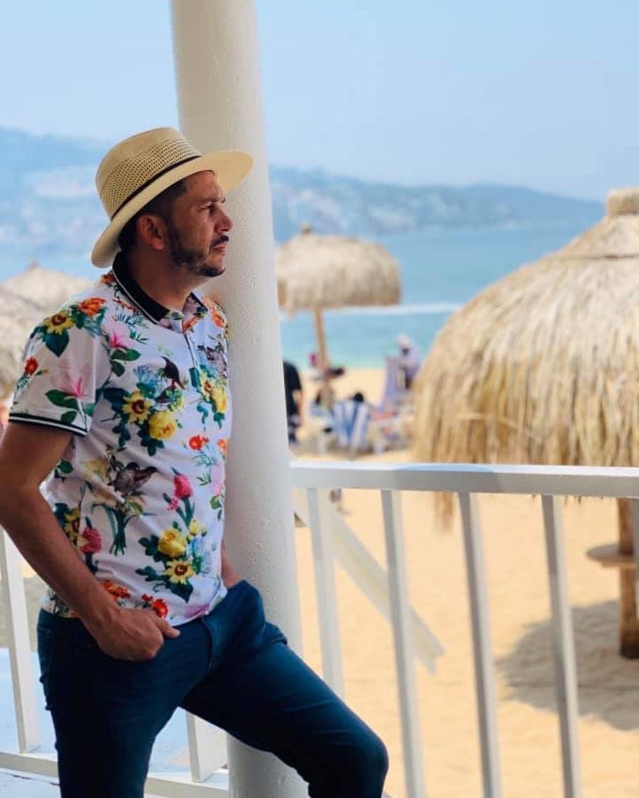 Luis Ángel Franco, vocalista de Los Recoditos, compartió en su Instagram esta foto en una playa.