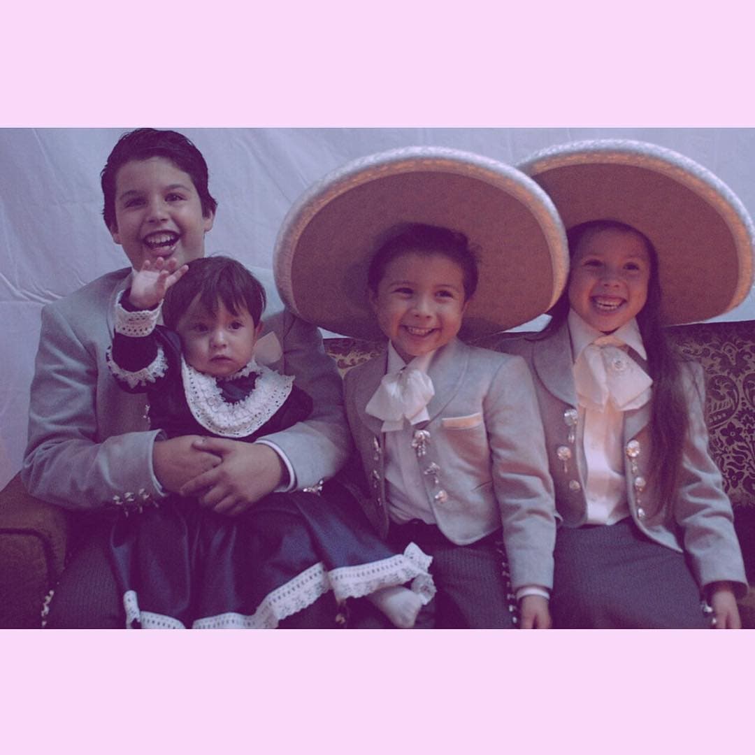En fotografías que han compartido ella y sus hermanos, se puede ver cómo desde la infancia disfrutaban de la música regional mexicana, de la ropa típica y de las tradiciones de la familia Aguilar.