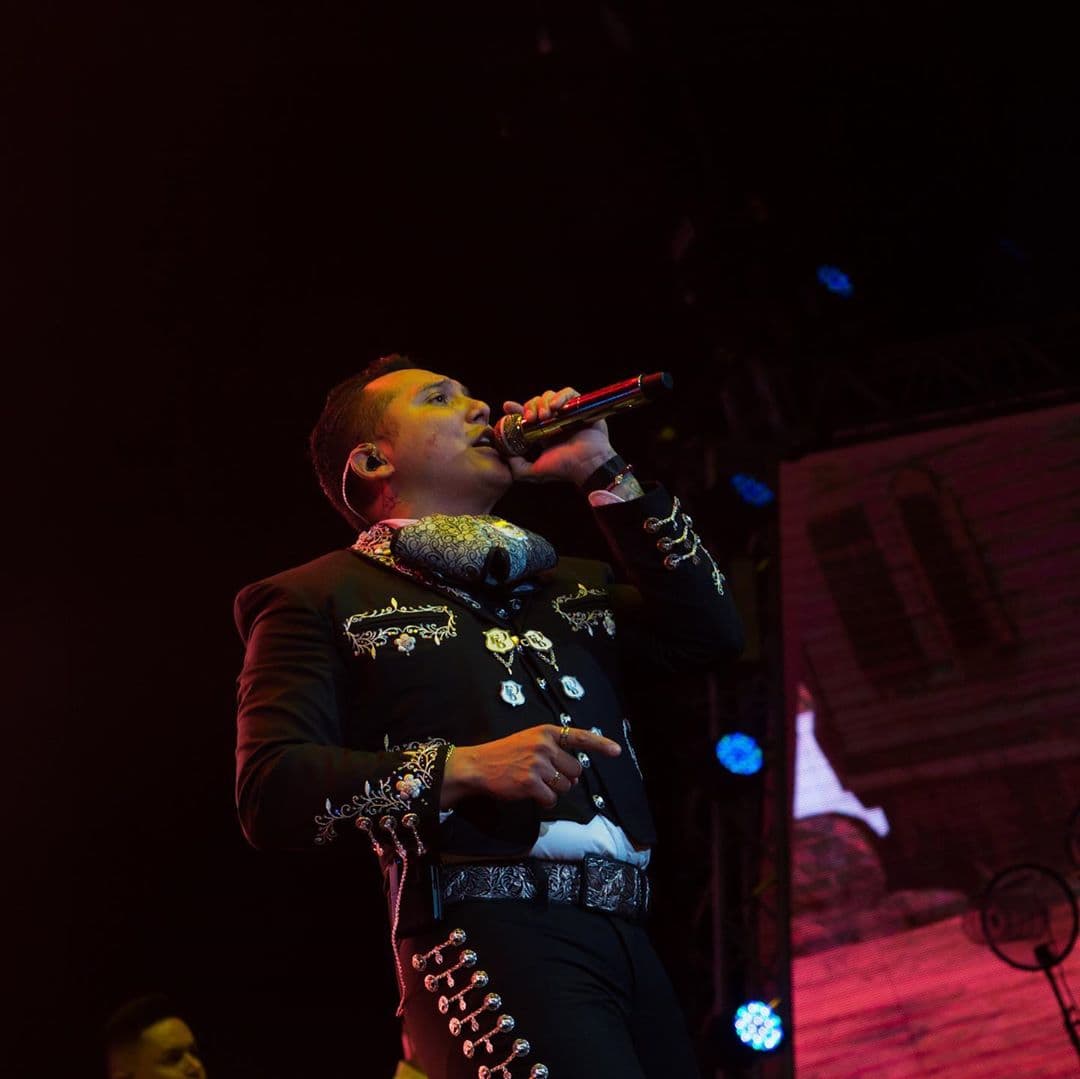 Además del sonido de banda, Edwin portó el traje de charro y se hizo acompañar de mariachi en temas como "Es Muy Irresponsable".
