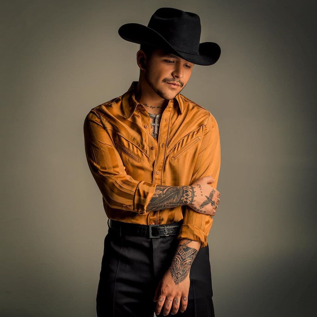 Si comparamos a Christian Nodal en el inicio de su carrera con cómo luce ahora, el cambio físico más llamativo son los múltiples tatuajes que se ha hecho y ahora sumó uno más.