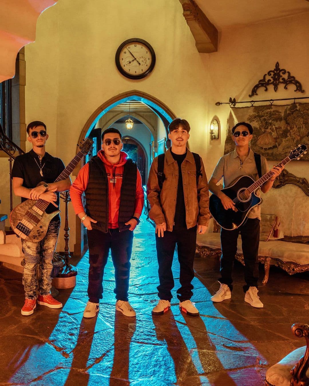 También se lanzó el video oficial del tema "Mi Vicio", interpretada por Eslabón Armado y T3r Elemento.