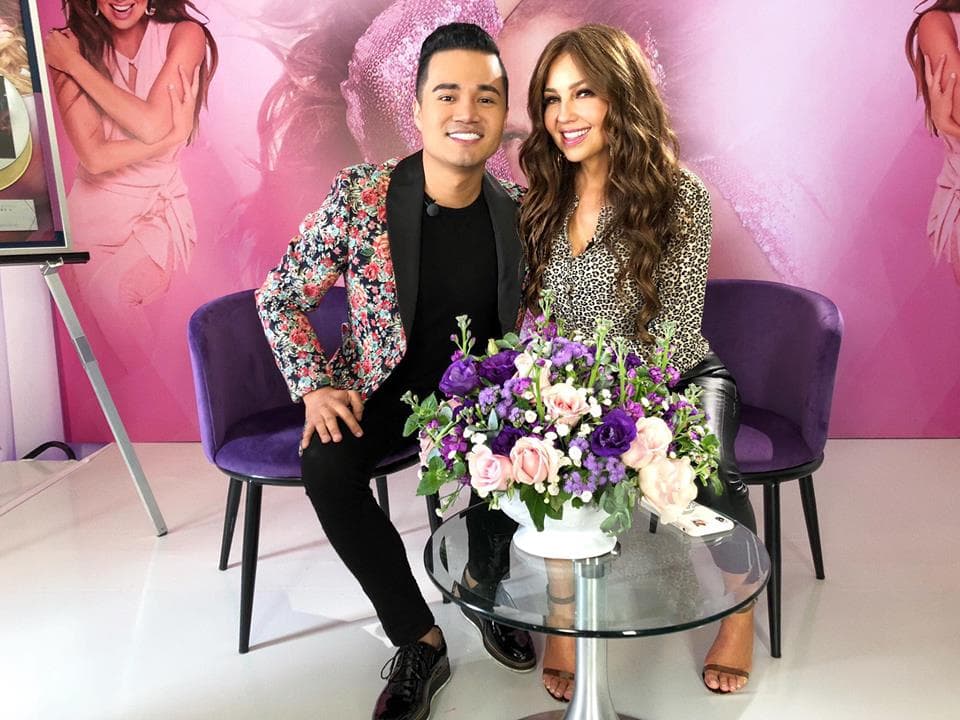 También ha prestado su voz para programas musicales y para spots de publicidad en radio y televisión.