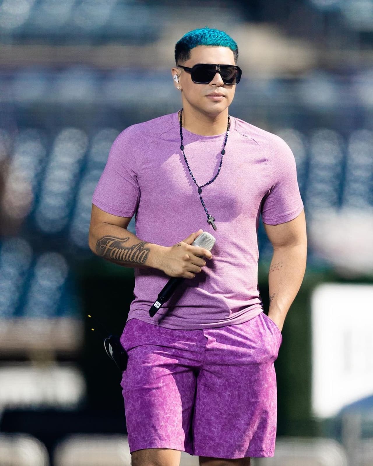 Algunos aseguran que Eduin Caz practica la santería, pero el vocalista de Grupo Firme ya reveló cuál es su creencia.