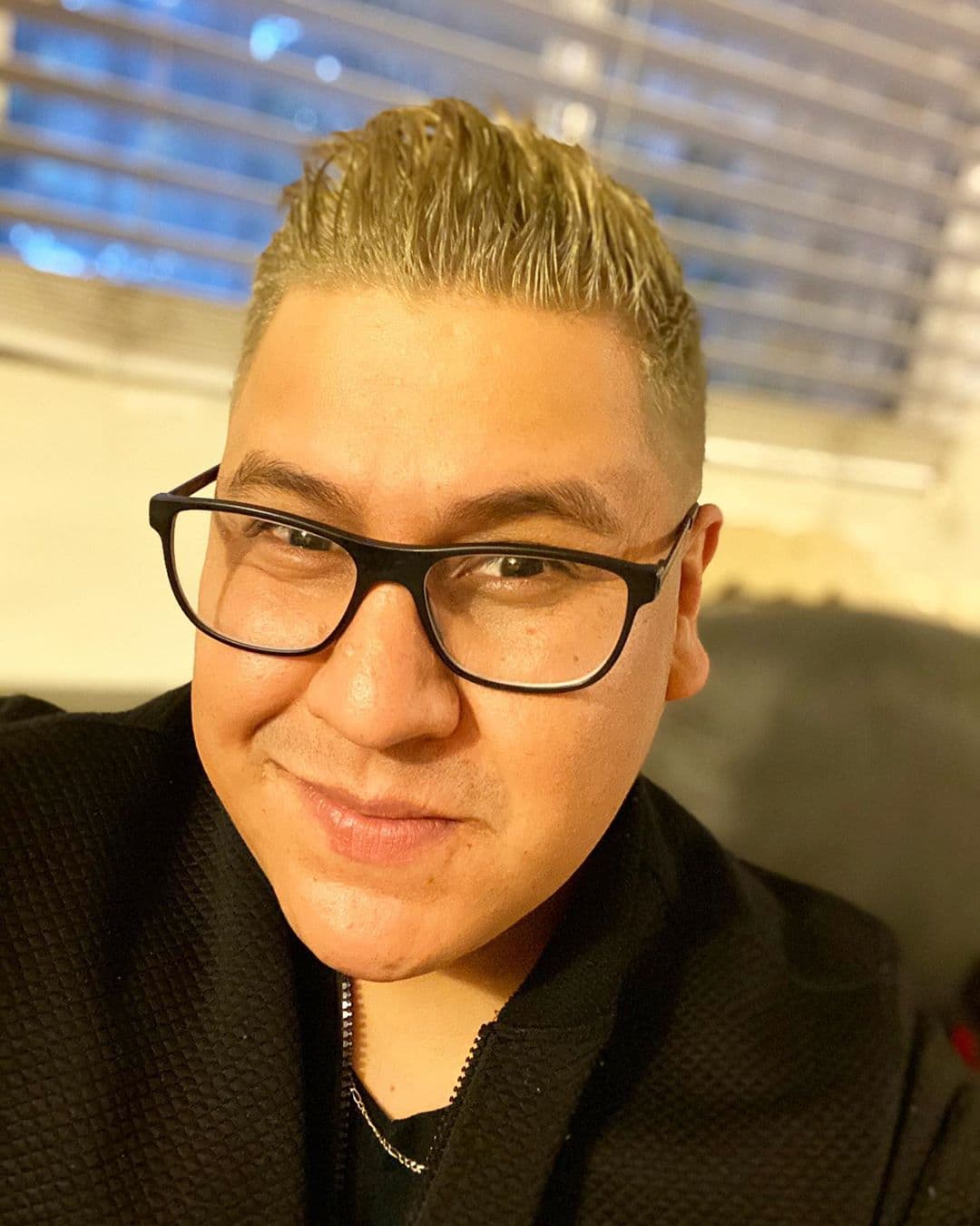 Algo que siempre destaca en Grupo Firme es la unión que existe entre ellos, es por eso que Fito, baterista, también se pintó el cabello.