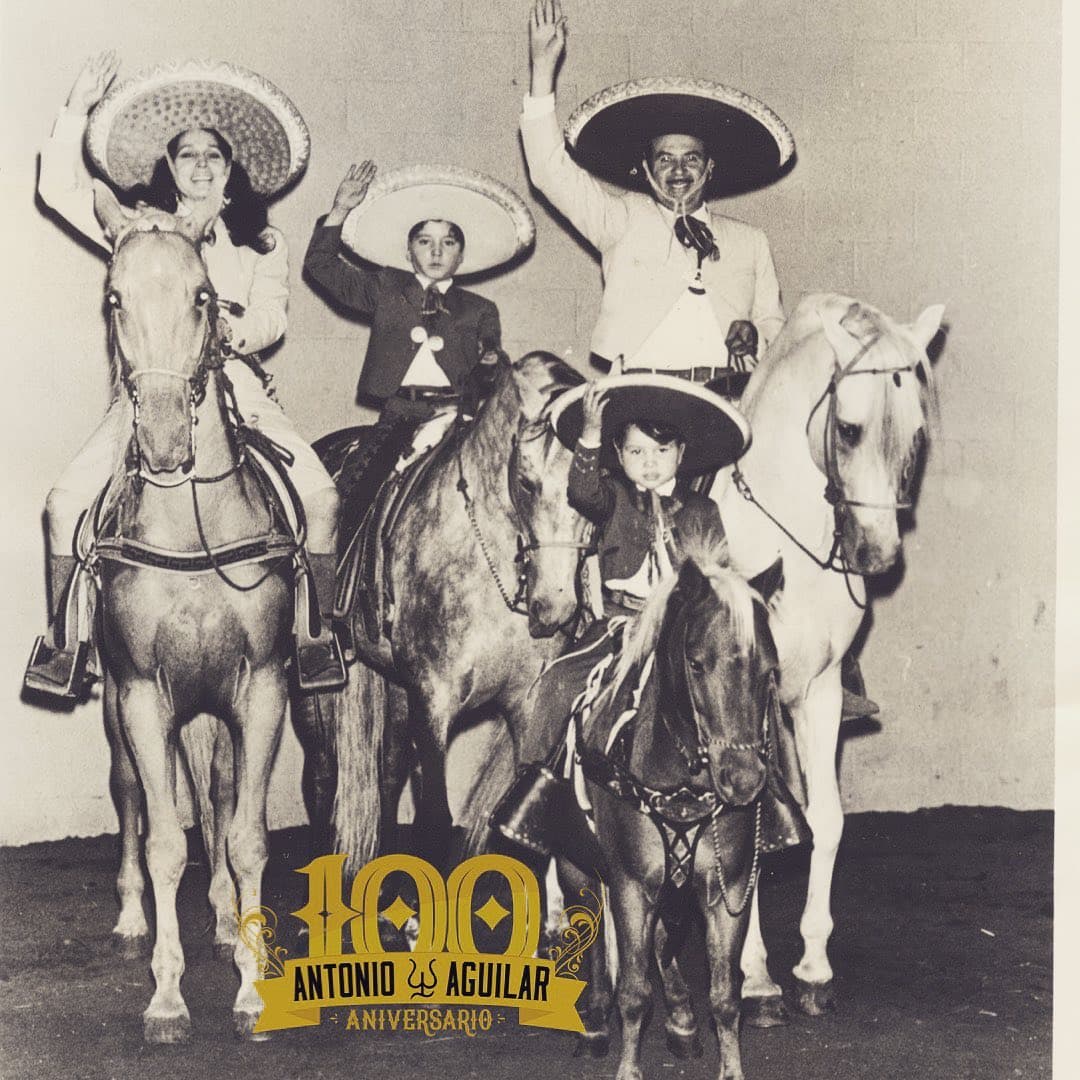Junto a su familia conformada por su esposa Flor Silvestre y sus hijos Pepe y Antonio, don Antonio puso en alto el nombre de México y llevó el arte de la charrería por el mundo.