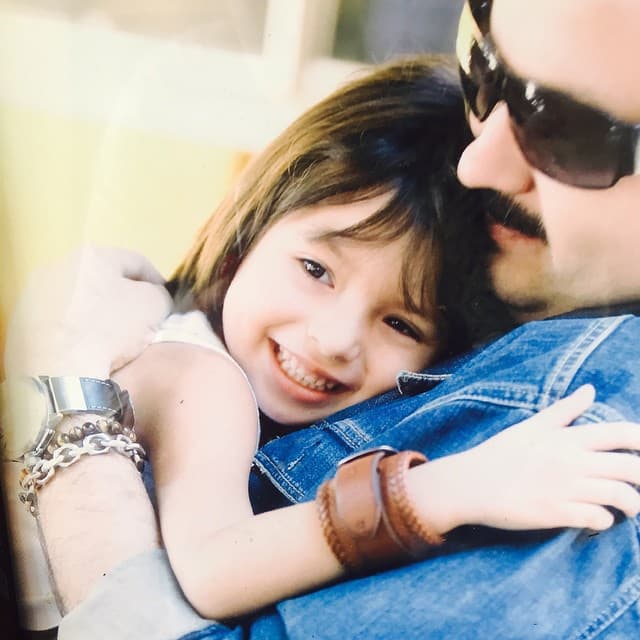 Con quien también tiene un lazo muy fuerte es con su padre, Pepe, quien desde pequeña la apoyó e impulsó para cumplir su sueño de brillar en los escenarios.