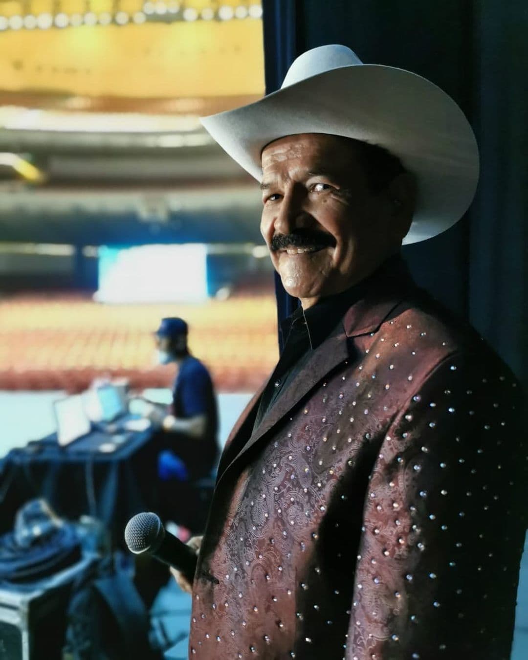 "Mis Éxitos Vol. 1" es el nombre de la mas reciente producción discográfica de Don Chayo El Cardenal Mayor y Su Fortaleza Norteña.