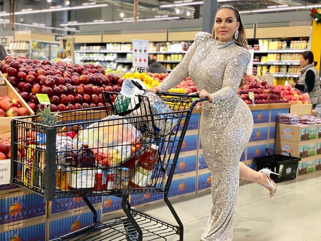 El pasado 28 de noviembre, la Chiquis subió una fotografía en la que se encontraba en un supermercado, con un vestido largo plateado y tacones del mismo color.