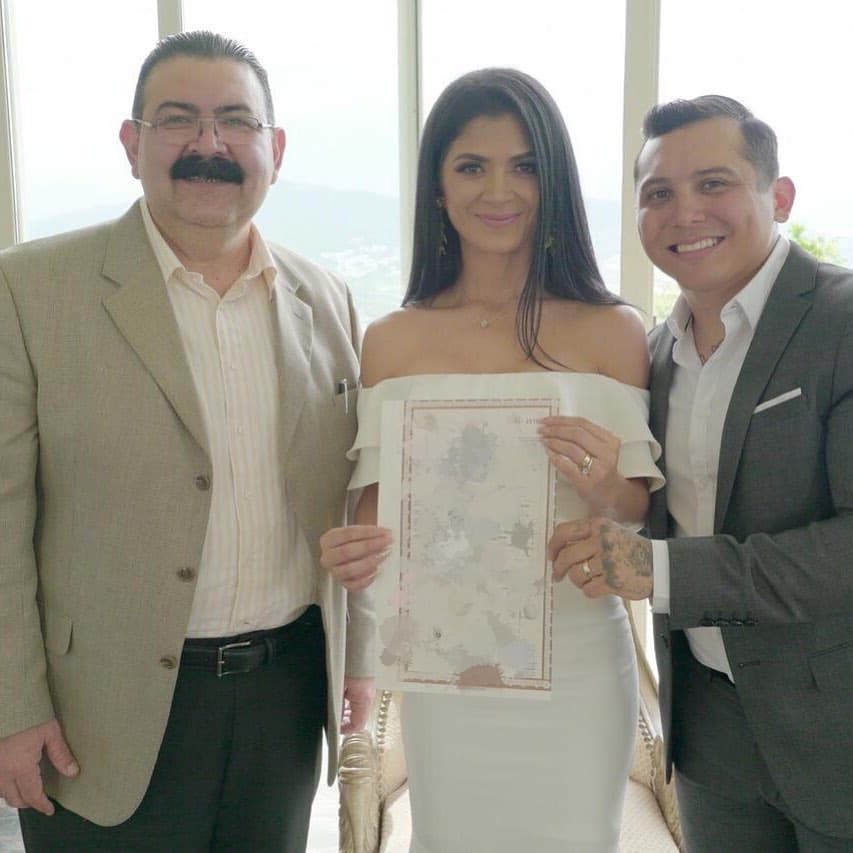 El cantante, Edwin Luna, y Kimberly Flores oficializaron su matrimonio al firmar el acta en el registro civil mexicano, lo que los convierte en pareja de manera legal.