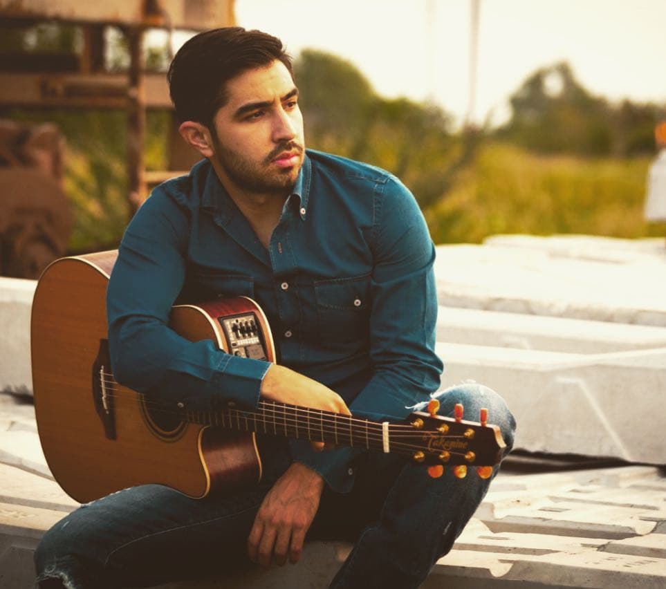 Joss Favela comenzó su carrera de compositor y cantante profesional a los 13 años. Durante estos años lanzó dos álbumes como solista, La Reynalda (canciones de banda) y Andar Conmigo (baladas norteñas).