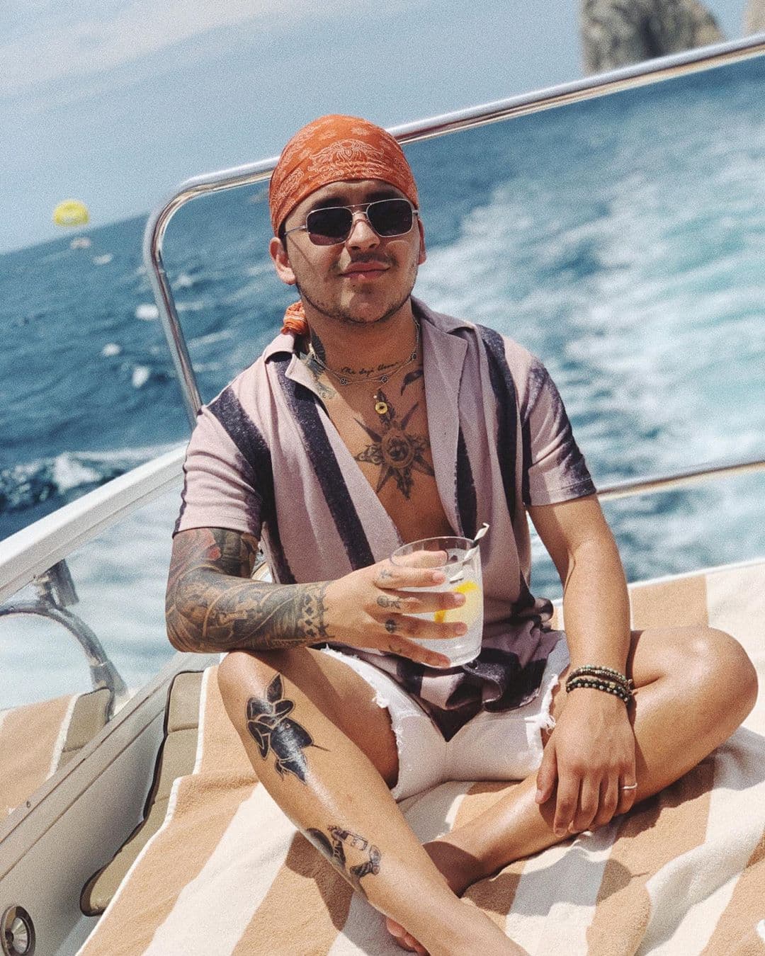 El cantante de regional mexicano, Christian Nodal, se encuentra disfrutando sus días libres.