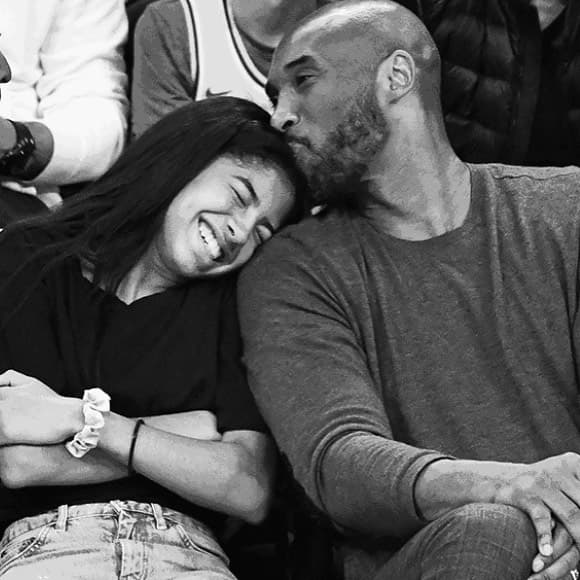 “Una imagen habla mas que mil palabras. Desde muy temprano el día de hoy estaba especialmente lleno de neblina aquí en Los Ángeles pero fue más tarde la noticia de que una de las leyendas del deporte, admirado por todos, el jugador de baloncesto Kobe Bryant pasó a otra dimensión, y es muy lamentable que no sólo el sino su hijita, y más personas incluido el piloto lo cual lo vuelve aún más trágico y sólo nos queda mandar en toneladas luz, amor, y los mejores deseos para la pronta recuperación de todos los familiares, y personas cercanas a todos los tripulaban esta aeronave y a todos los fans de la nba, los abrazo ylo siento”, publicó Ana Bárbara.