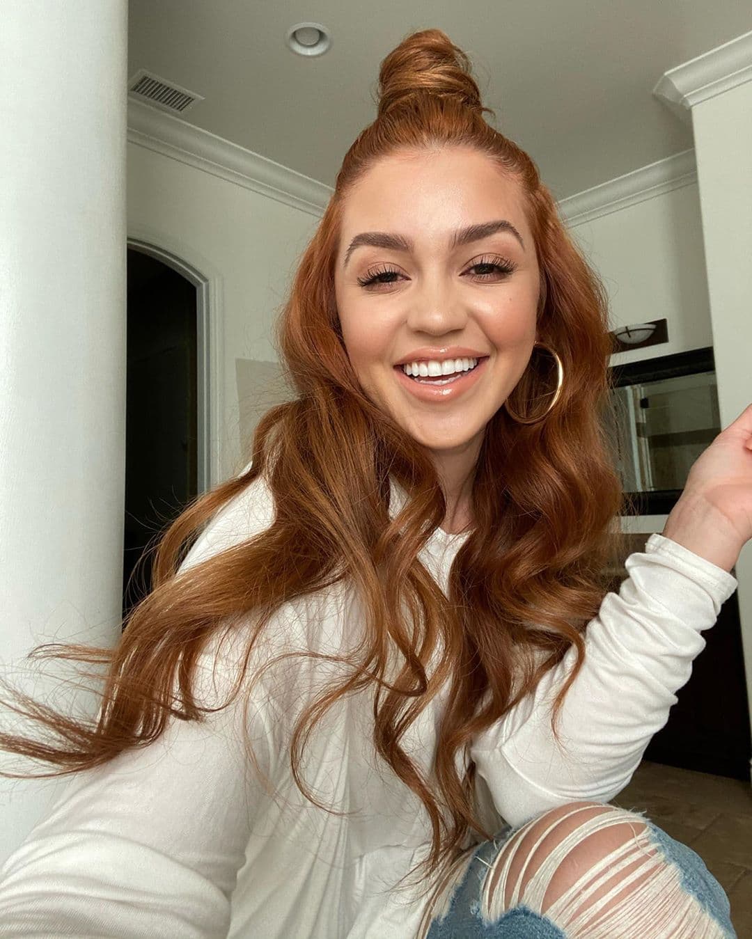 "Jalisciense y efectiva", así se describe en su perfil de Instagram Giselle Soto, la nueva novia de Lupillo Rivera.