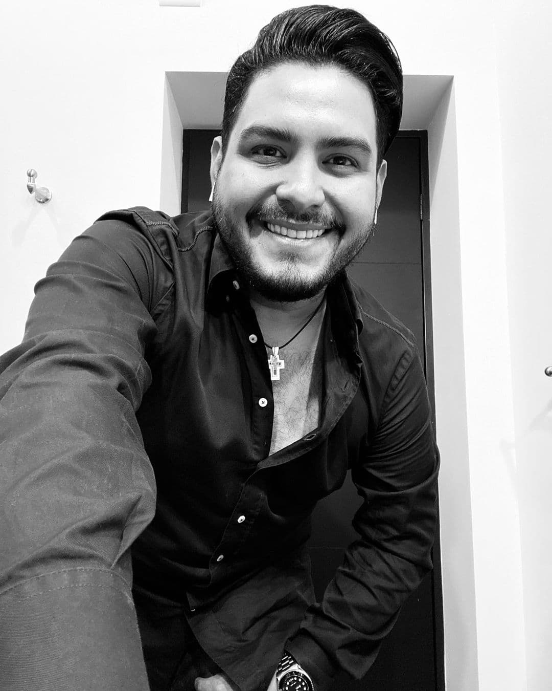 El cantante ha compartido con sus seguidores algunas imágenes en las que se le ve más delgado y con el rostro más afilado.