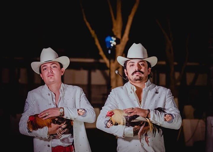 Imanol Quezada (izquierda en imagen) contó que durante ensayos gusta junto a su hermano Poncho de probar con diferentes instrumentos.