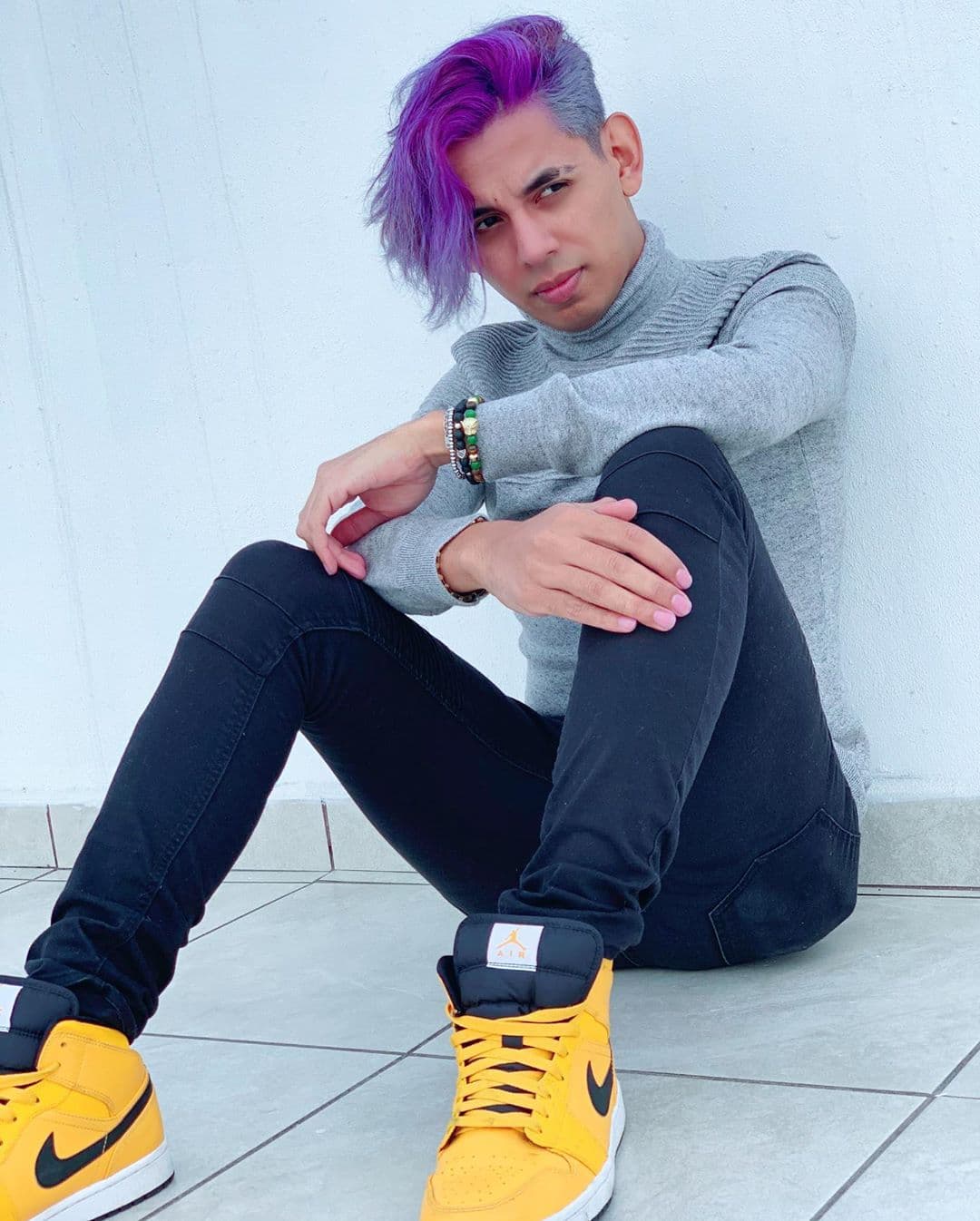 A este cambio de look extremo se unió Jhonny Caz, hermano del cantante de Grupo Firme, quien decidió el color morado y azul.