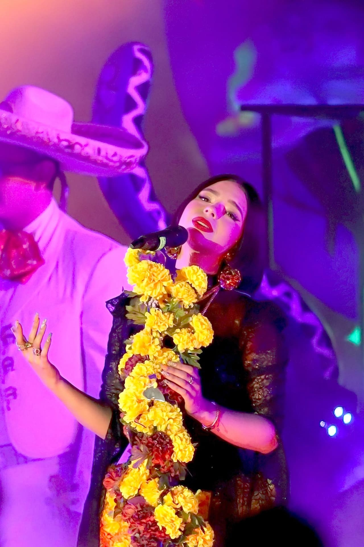 Ángela Aguilar sufre caída mientras cantaba "Como La Flor" en su concierto de Monterrey.