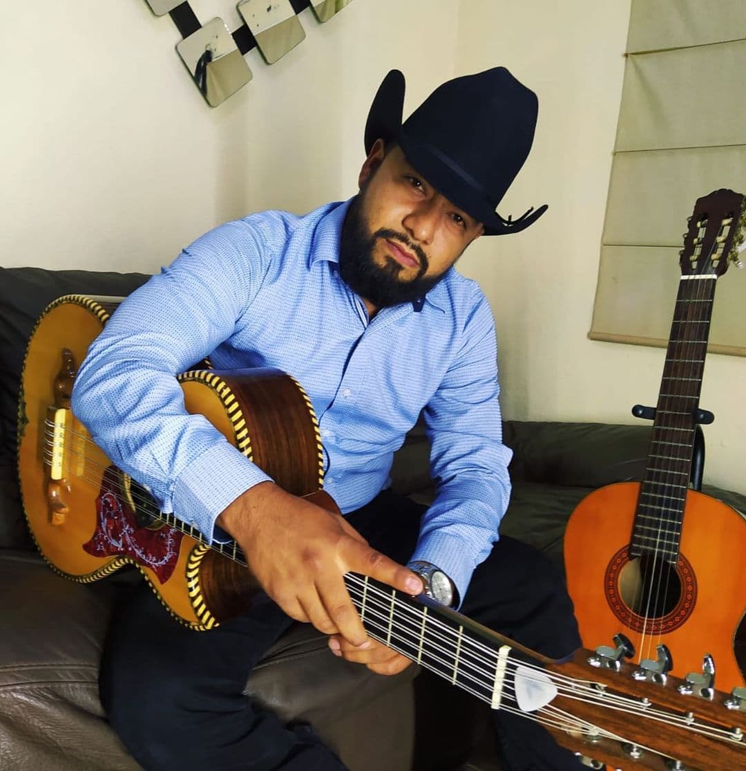 Los ídolos musicales de Ramón Rodríguez “El RR” son Los Invasores de Nuevo León y José José y siempre soñó con hacer un dueto con Joan Sebastian.