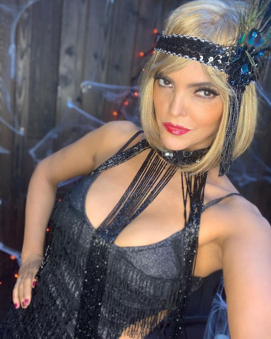 La cantante, Ana Bárbara, no se quedó atrás y se disfrazó de los años 20.