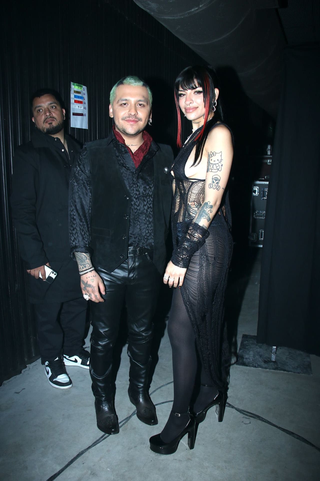 Christian Nodal es criticado por haber cancelado su concierto por "causas de fuerza mayor" y luego ir al show de Cazzu.