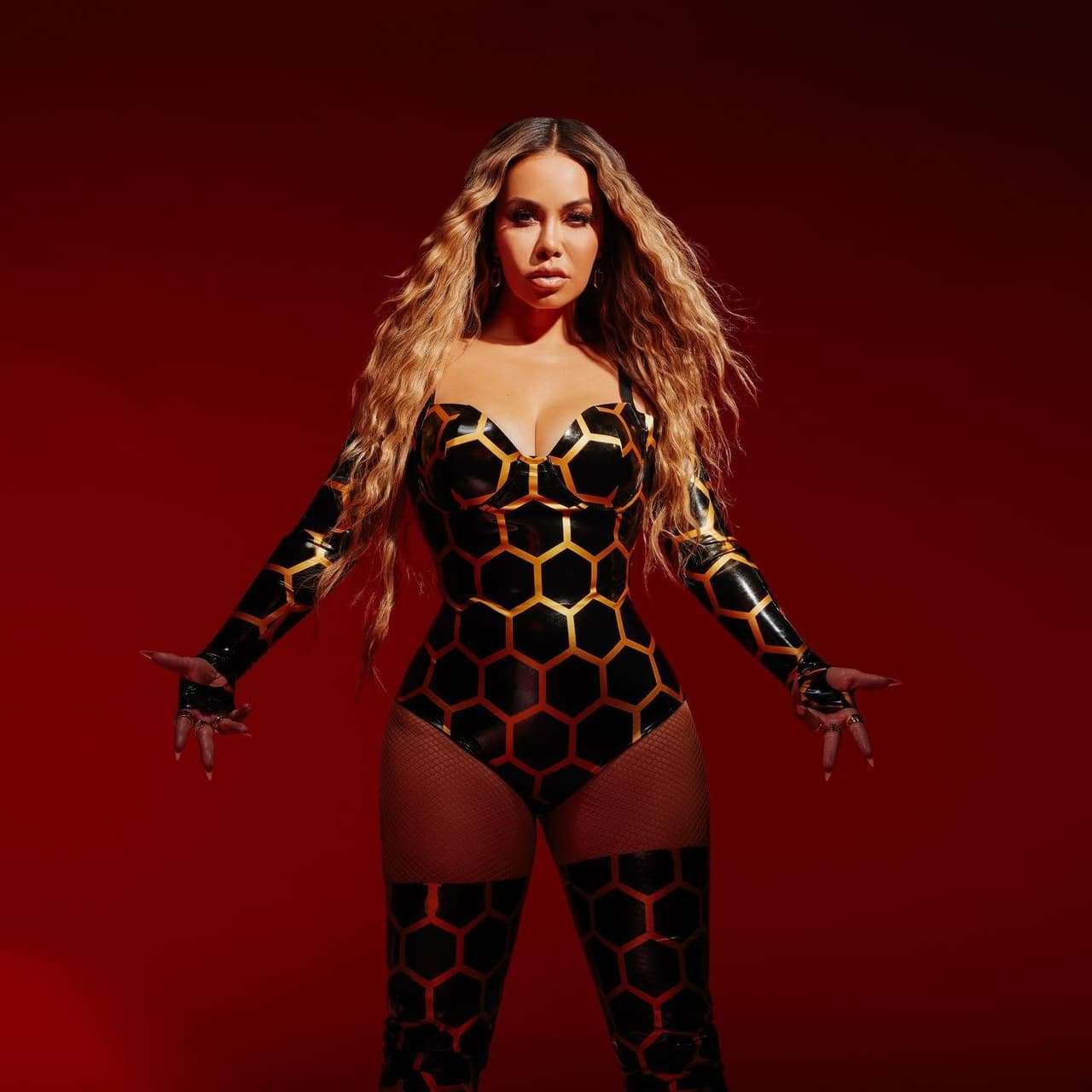 El baile de Chiquis Rivera mientras escucha "Porque Soy Abeja Reina".