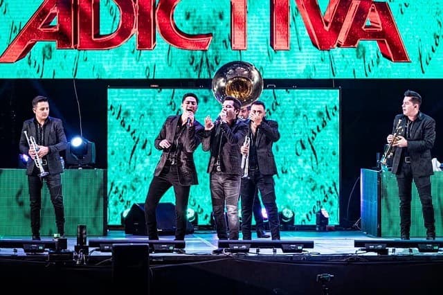 “Y es así como sigo cumpliendo mis sueños en esto que tanto AMO. Gracias a todos mis compañeros de la @adictivaoficial por darme la confianza y seguridad arriba del escenario, para que la emoción y los nervios no me defraudara. Ayer HUIXTLA, CHIAPAS fue testigo de esta nueva etapa. ¡¡GRACIAS!!”, escribió el nuevo vocalista de La Adictiva.