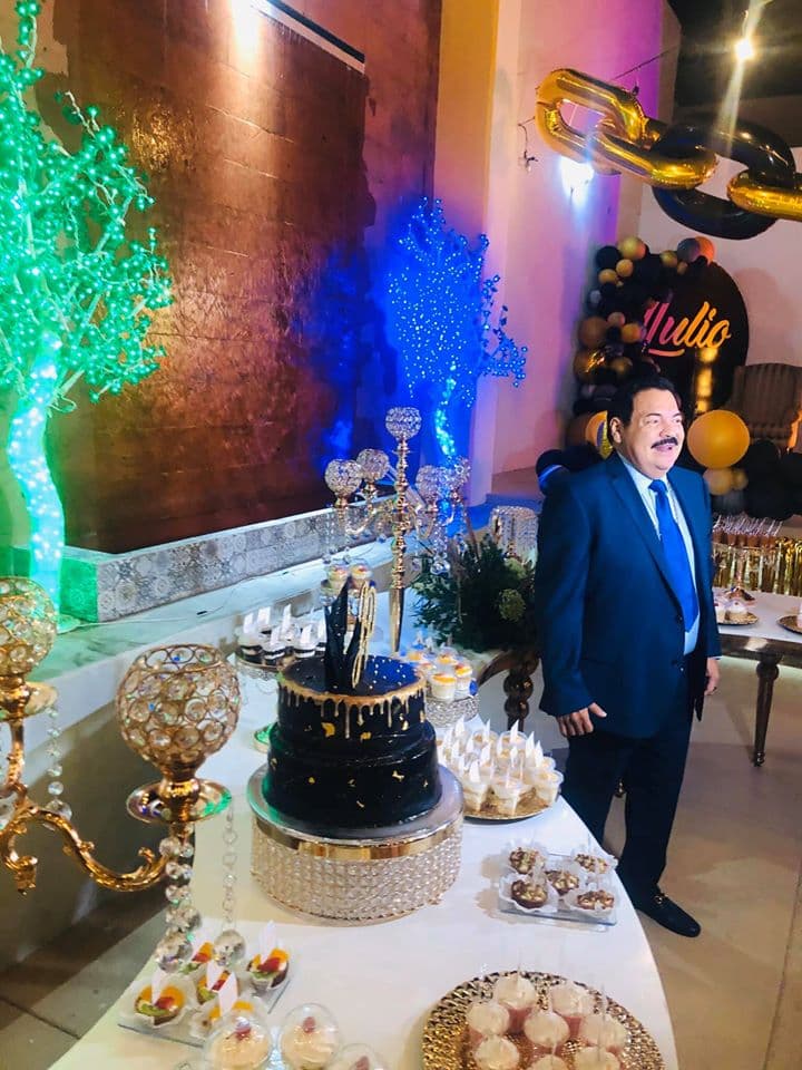 Posteriormente, la celebración del cantante continuó en un salón, donde estuvo acompañado de sus familiares y amigos.