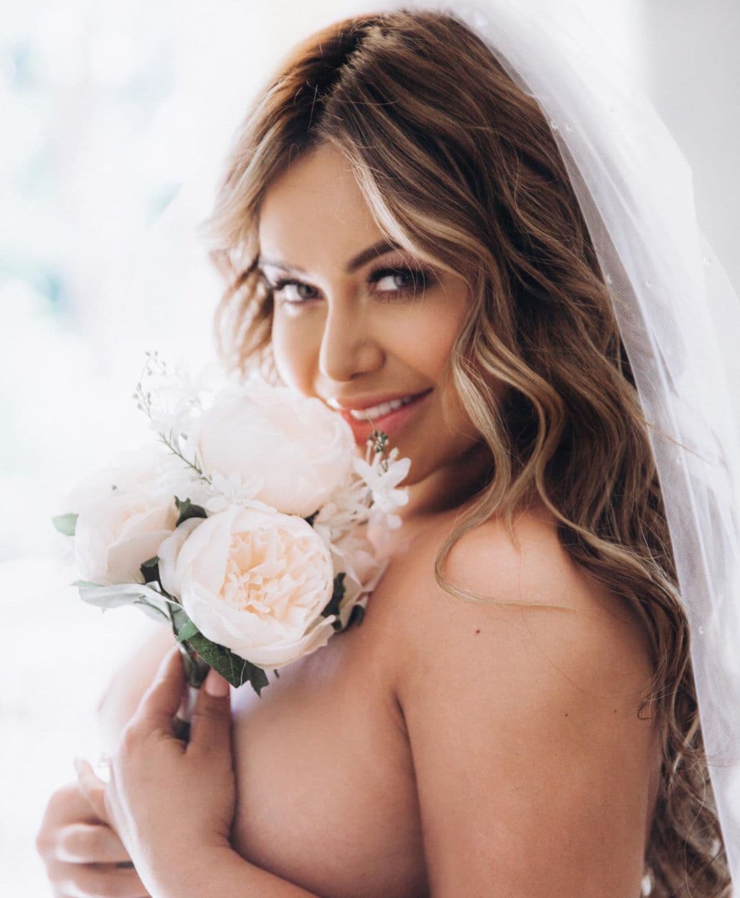 Ese mismo día, se cumplía un año de su boda. "Querido Dios, ha sido un año de subidas y bajadas. Algunos momentos felices, y otros no tanto. Pero a pesar de los hechos, obstáculos y retrocesos, aún te agradezco por darme la bendición de poder expermentarlo todo. Hoy, un año después, soy más sabia, fuerte y llena de amor. Gracias." escribió Chiquis en Instagram.