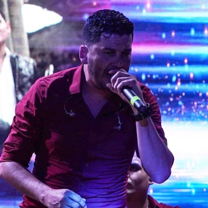 Su familia es lo principal para el intérprete y fue factor al tomar su decisión de ser solista para poder manejar sus tiempos y no desatenderla.