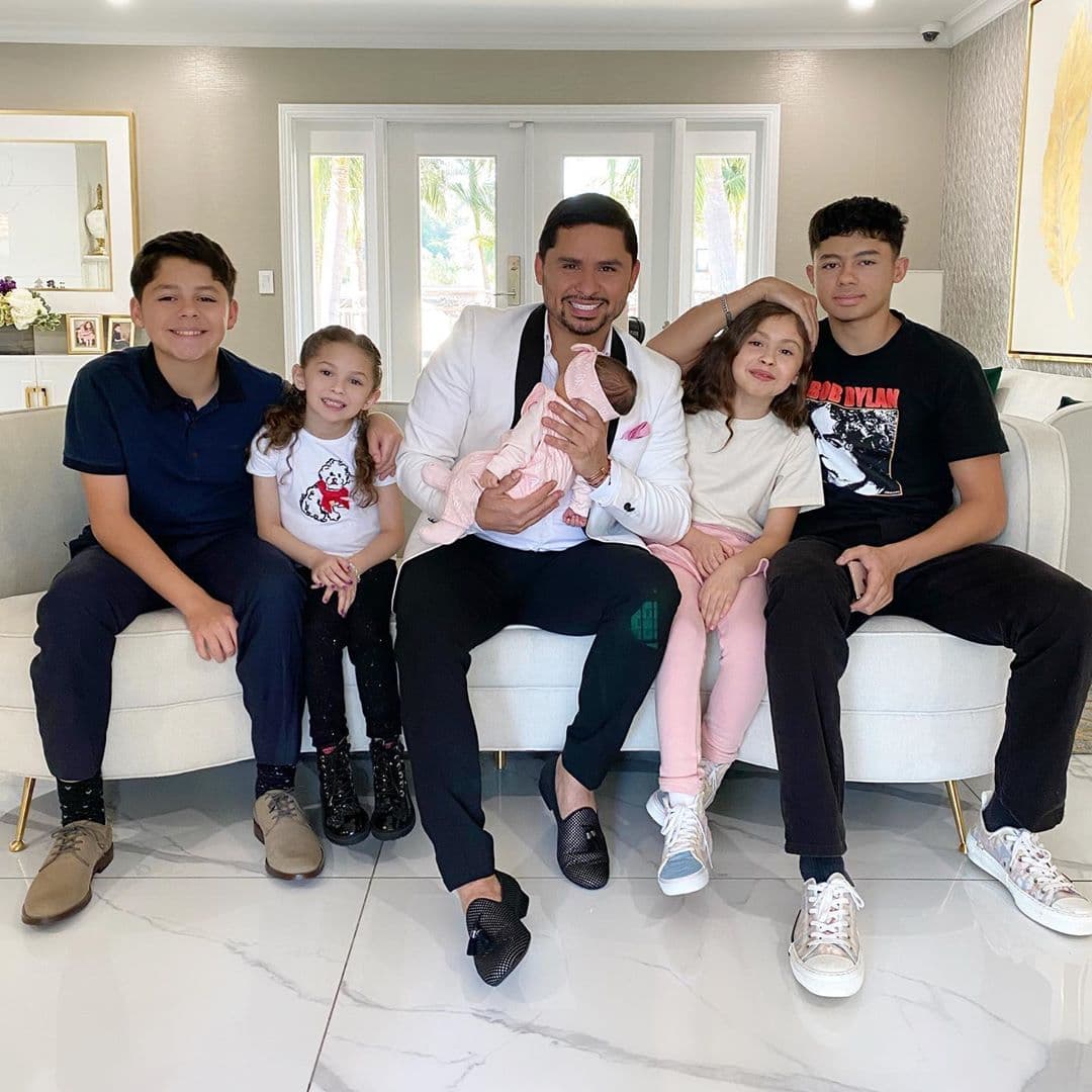 Larry Hernández publicó una foto a lado de sus cinco hijos para festejar el Día del Padre.