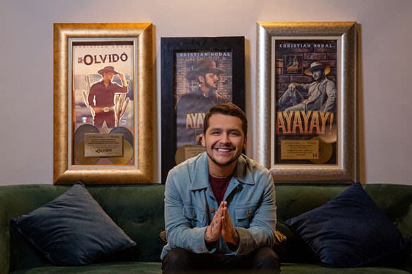 Nodal fue sorprendido por la disquera Fonovisa, el sello JG Music, Ocesa Seitrack y su familia al hacerle entrega de varios reconocimientos por las altas ventas digitales de su EP "AYAYAY!".