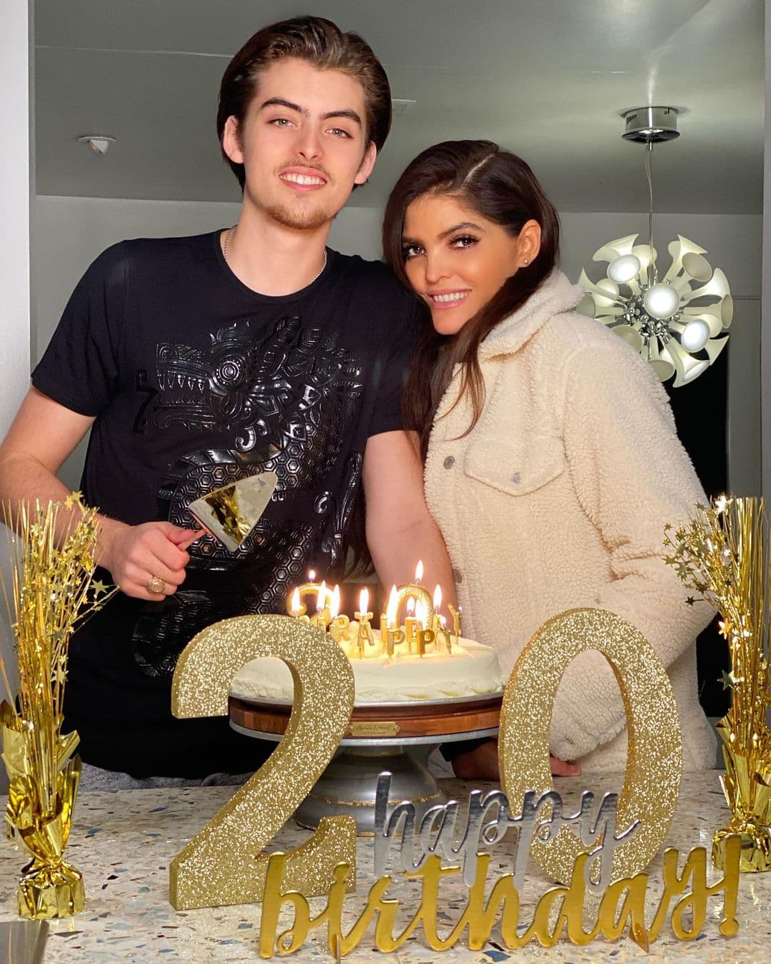 Incluso, Emiliano fue parte fundamental de la pedida mano hacia su madre por parte de su nuevo prometido. Pues el joven de 20 años fue cómplice de Ángel Muñoz para lograr una romántica propuesta.