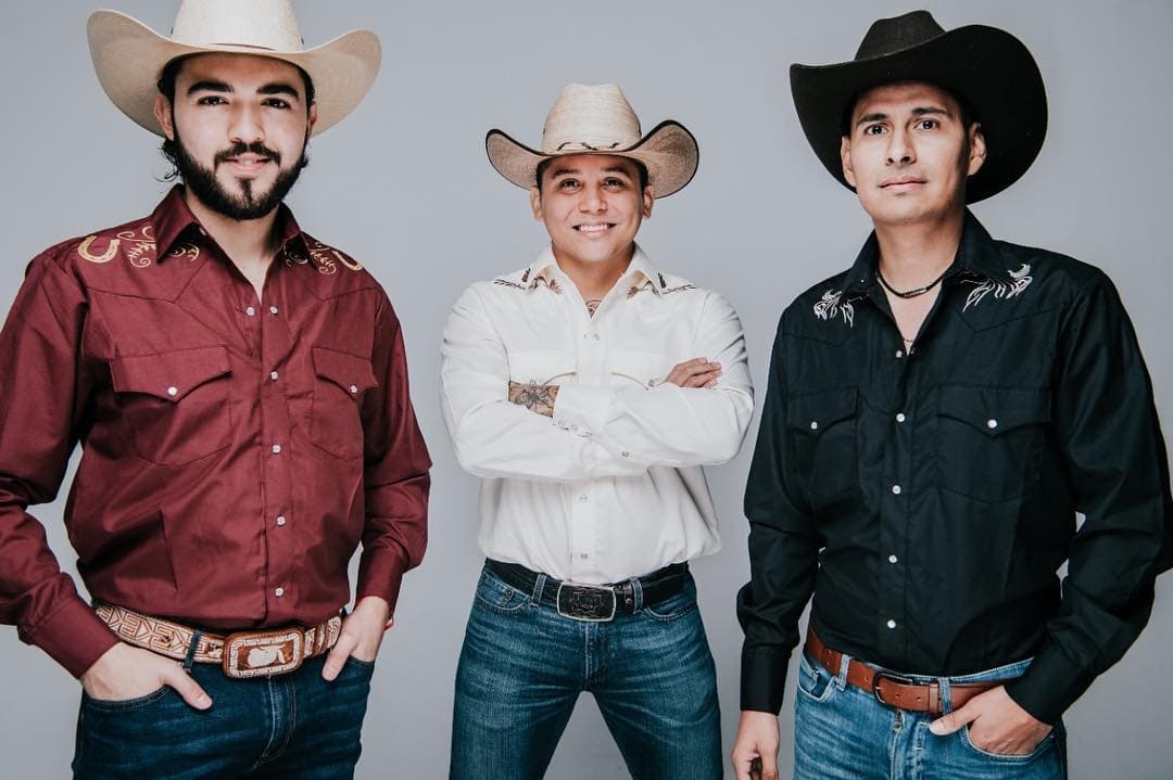 El clip, filmado a inicios de 2019 en una hacienda en Jalisco, narra la historia de desamor en el que el personaje interpretado por Ewdin Luna se refugia en el alcohol.
