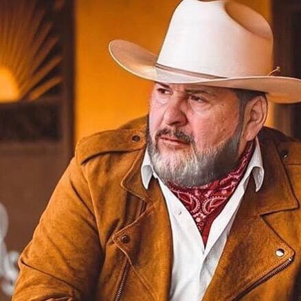 El Fantasma, cantante de regional mexicano, también lucio su foto de cómo se vería en unos cuantos años.