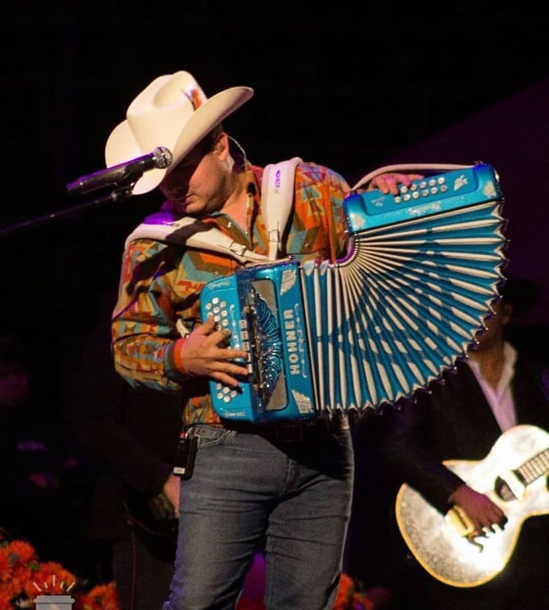 Con 26 años, que cumple el 1 de octubre, Alfredo Olivas ha logrado posicionarse como uno de los talentos más destacados. Siete discos de estudio y decenas de éxitos lo colocan como una de las actuales promesas de la música regional mexicana.