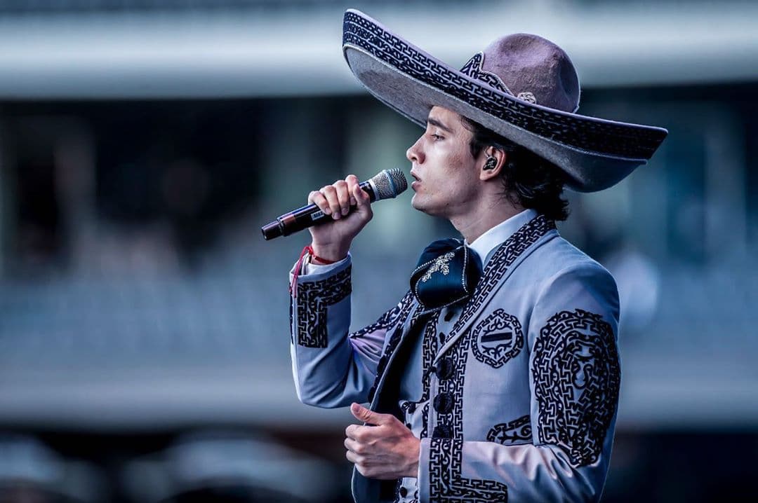 “Qué mejor manera de celebrar el día de la mujer que apadrinando a mi nueva ahijada Alicia”, escribió el intérprete de “Lo Primero Que Haría”.