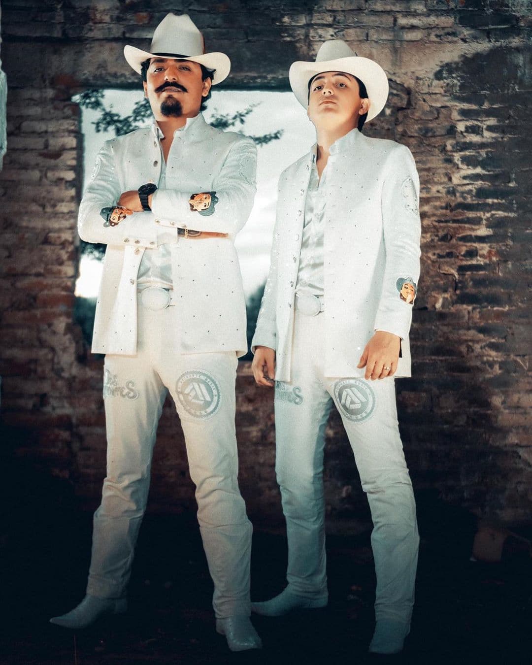 Además de ser primera voz y tocar el bajosexto, Poncho Quezada es compositor de temas como "El Envidioso".