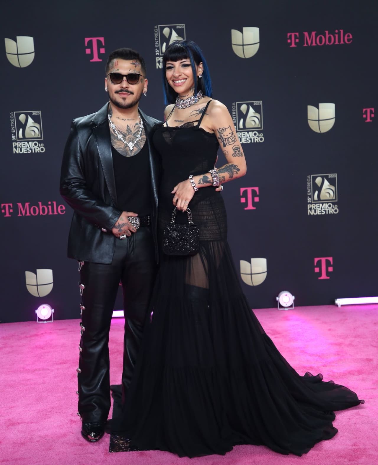 Christian Nodal y Cazzu posaron juntos en la alfombra magenta de Premio Lo Nuestro 2023.