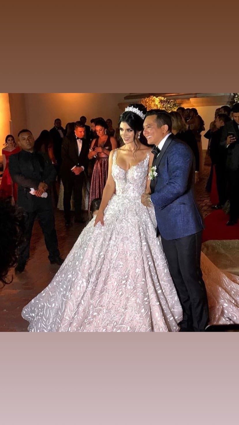 Momentos antes de que llegara la novia, y como dicta la tradición, el novio, quien lució un esmoquin con saco azul y solapas en color negro, caminó rumbo al altar de la mano de su mamá.